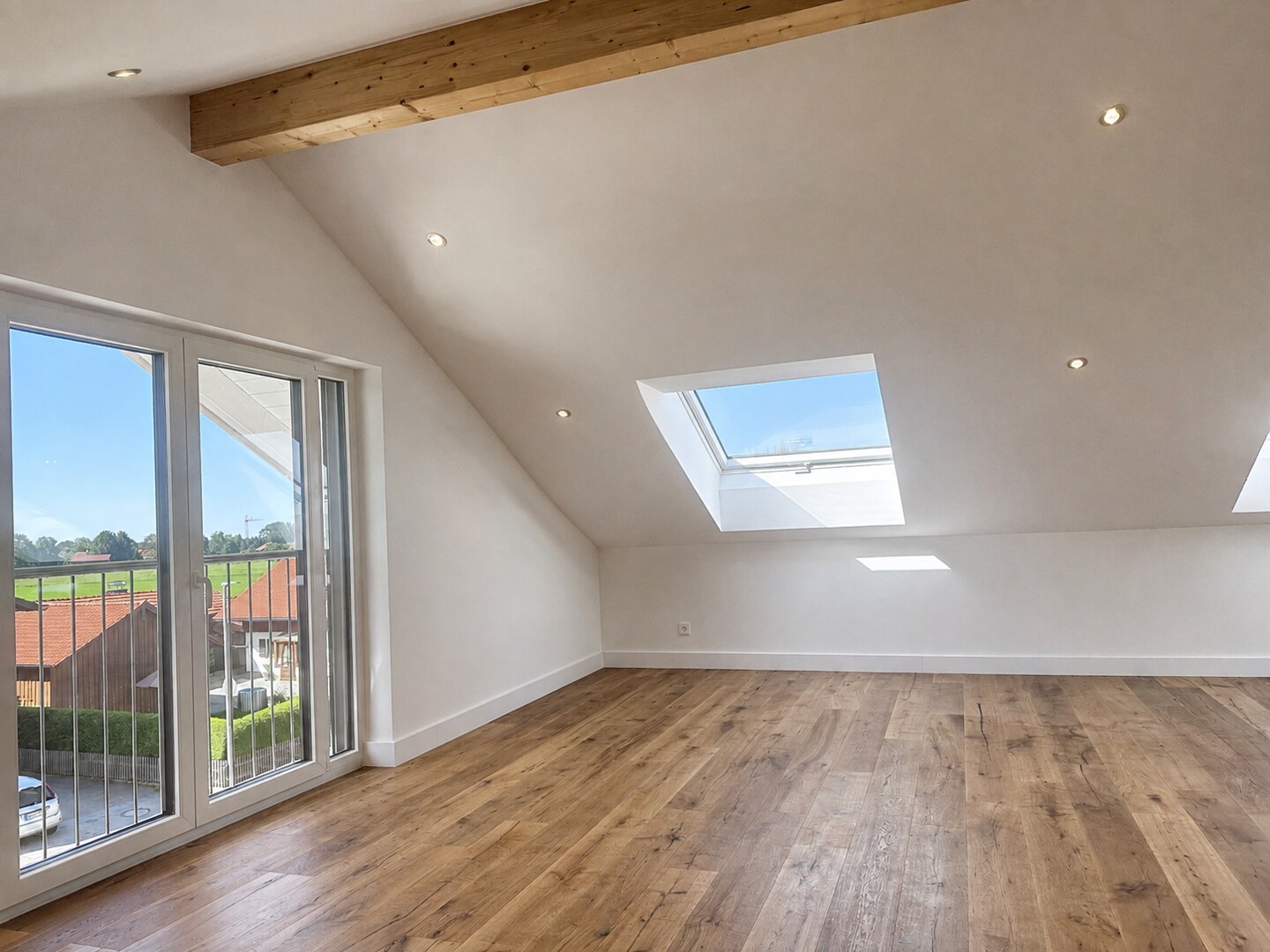 Lichtdurchflutetes Dachgeschoss mit sichtbarem Holzbalken, Dachfenstern und Eiche-Landhausdielen